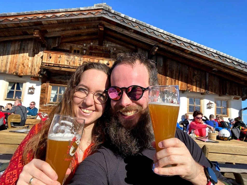 Bart en zijn vrouw met een halve liter glas bier.