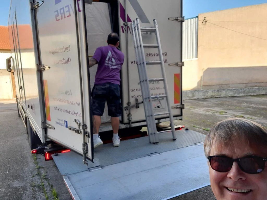 Lossen van de inboedel in Bombarral, Portugal.