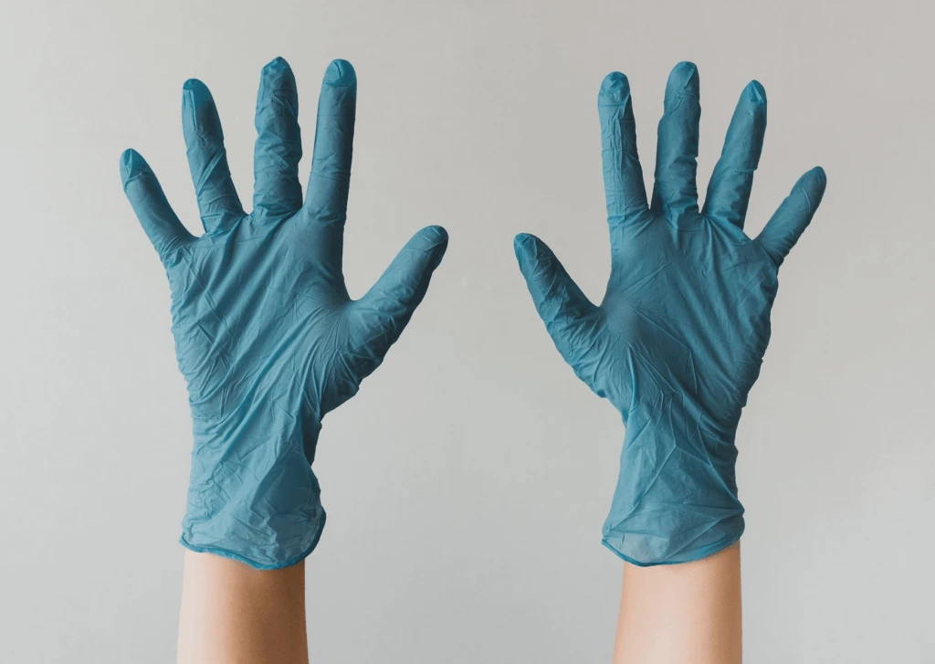 Handen in medische handschoenen