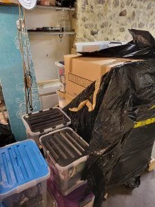 Een kamer vol dozen en andere voorwerpen.